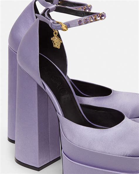 tacchi simili versace|Versace: le platform Medusa Aevitas sono già sold out .